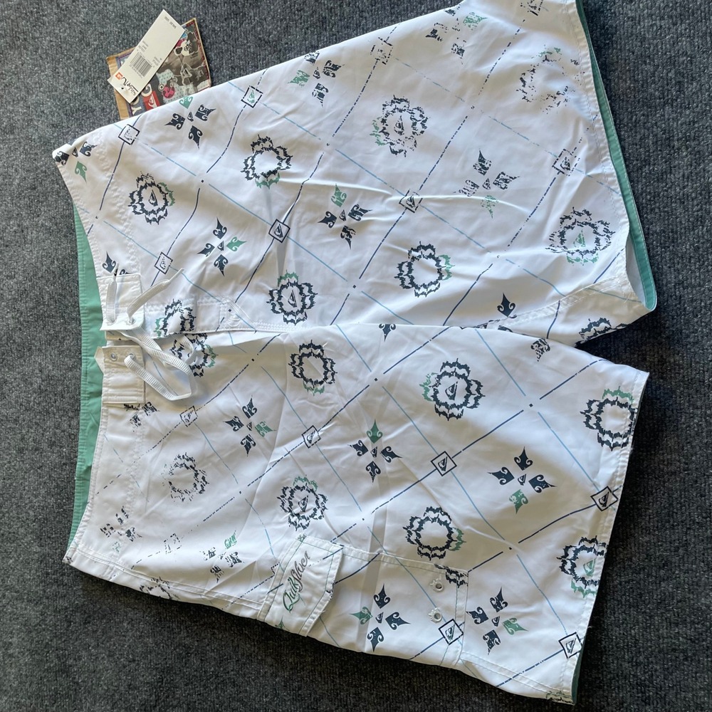 Quiksilver Young Guns Spun Back 22 Mens Board Shorts‎ White N101669 Size 38 NWT